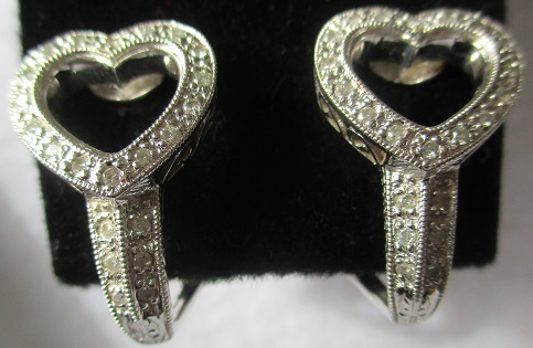 xxM1330M 18K white gold and diamond heart earringsTakst-Valuation N.Kr. 13 000